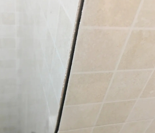 扶风瓷砖空鼓维修公司分享阳台瓷砖脱落的修复过程可以分为以下几个步骤