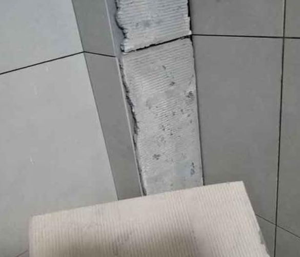 扶风瓷砖空鼓维修公司分享下厨房瓷砖脱落的补救措施。